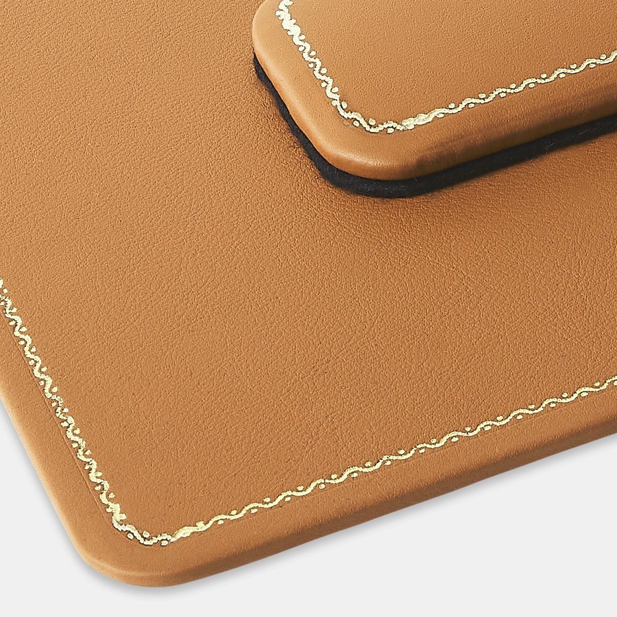 Zoom plan de table en cuir rectangulaire camel Benneton Graveur