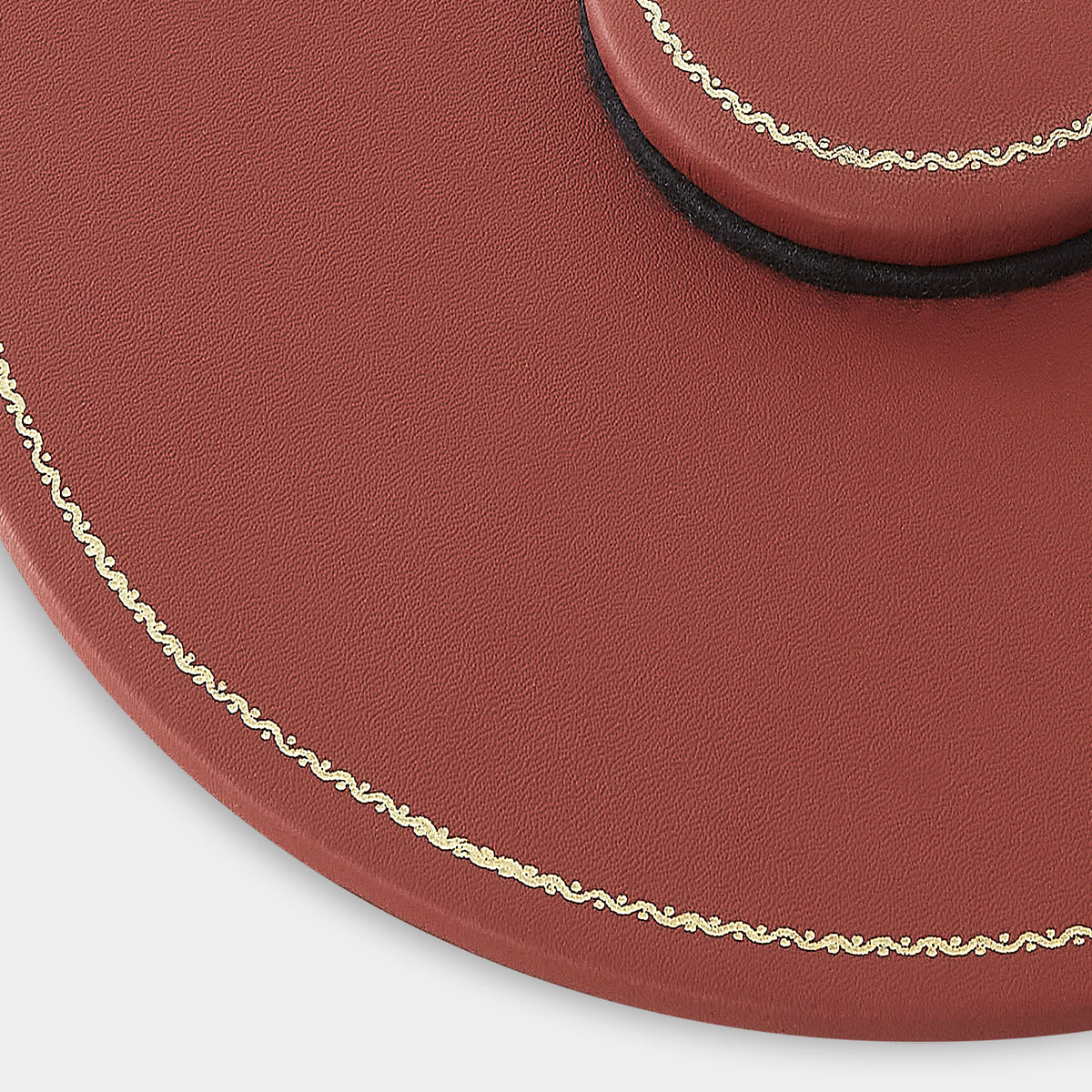 Zoom plan de table en cuir rond rouge Benneton Graveur